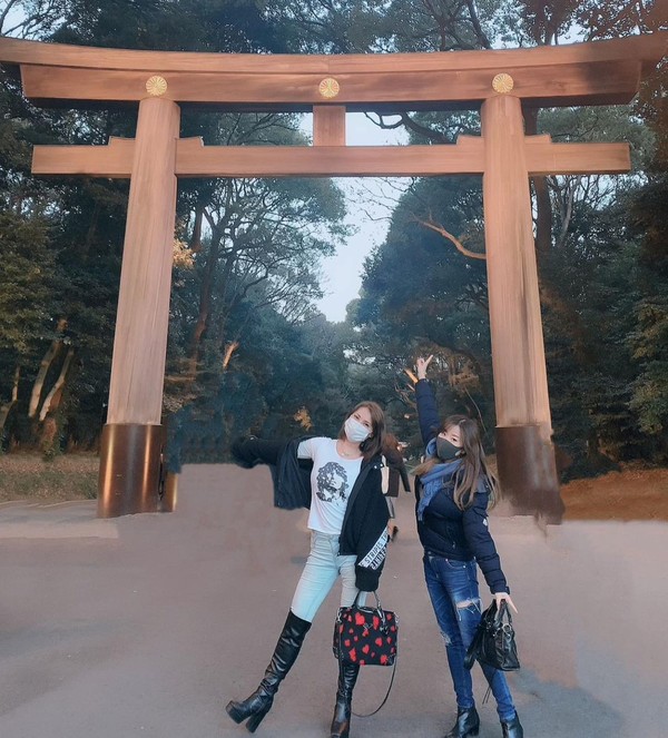 Main ke Meiji Jingu Gaien Garden, Miyabi menikmati hijaunya taman bersama teman. (Instagram)