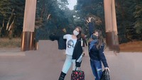 Main ke Meiji Jingu Gaien Garden, Miyabi menikmati hijaunya taman bersama teman. (Instagram)