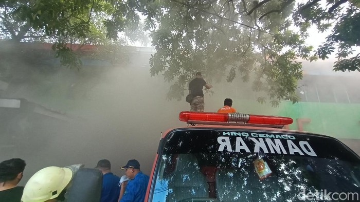 Mobil Damkar dikerahkan untuk memadamkan kebakaran di PAsar Kliwon Kudus, Selasa (16/2/2021)