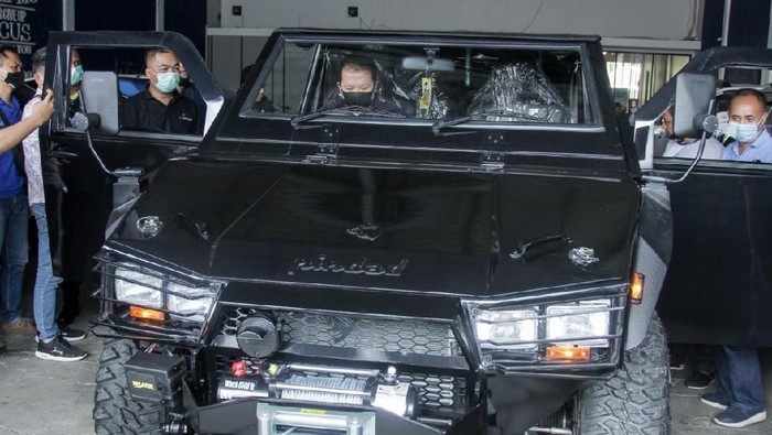 Bupati Jember terpilih H Hendy Siswanto membeli mobil taktis Maung produksi PT Pindad untuk mobil dinas. Kendaraan itu akan dipakai terutama saat mengunjungi warga di pelosok.