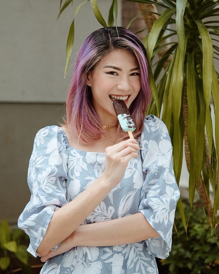 Modisnya Influencer Andrea Gunawan Saat Ngopi dan Makan Salad