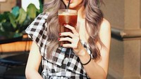 Punya ratusan ribu followers di Instagram, Andrea punya gaya yang modis. Intip gayanya saat minum es kopi. Foto: Instagram @catwomanizer