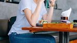 Modisnya Influencer Andrea Gunawan Saat Ngopi dan Makan Salad
