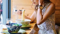 Mampir ke restoran khas Jepang, Andrea pesan ramen yang disebutnya memiliki kuah miso paling enak yang pernah dicobanya. Foto: Instagram @catwomanizer