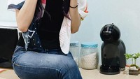 Seduh kopi sendiri di rumah, foto yang satu ini jadi bukti kalau Andrea memang penggemar berat kopi. Foto: Instagram @catwomanizer