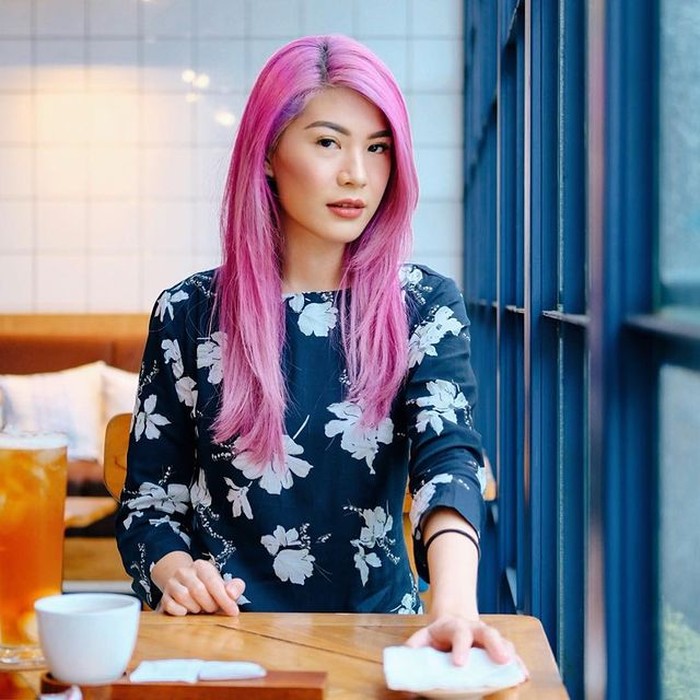 Modisnya Influencer Andrea Gunawan Saat Ngopi dan Makan Salad Modisnya Influencer Andrea Gunawan Saat Ngopi dan Makan Salad