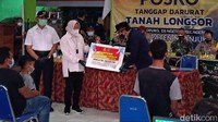 Sembilan ahli waris menerima santunan dengan total Rp 135 juta. Santunan diserahkan langsung oleh Risma di posko bencana kantor Kecamatan Ngetos Nganjuk.