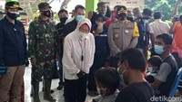 Menteri Sosial (Mensos) Tri Rismaharini mengunjungi para korban longsor Nganjuk, Jawa Timur, Selasa (16/2/2021).  