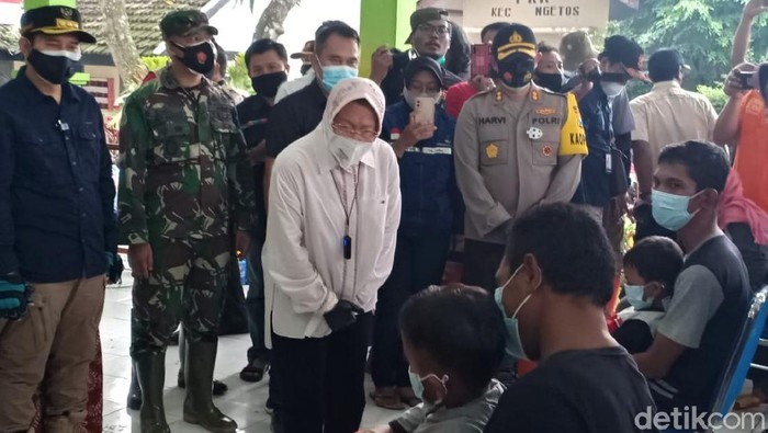 Mensos Tri Rismaharini menyambangi para korban longsor Nganjuk. Ia juga turut memberikan santunan kepada ahli waris korban longsor Nganjuk yang meninggal dunia.