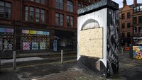 Sang pencipta mural, artis Akse ditugaskan untuk memperbaikinya sekali lagi. 