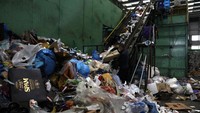 Saat pandemi COVID-19, orang-orang dipaksa untuk beraktivitas di rumah. Akibatnya warga lebih banyak mengandalkan belanja online dan pengiriman makanan.
