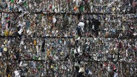 Kantong dan botol plastik yang dihancurkan ditumpuk di fasilitas yang menyimpan bahan yang dapat didaur ulang.
