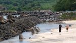 Pasir Putih dan Debur Ombak di Pantai Tambakrejo