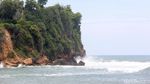 Pasir Putih dan Debur Ombak di Pantai Tambakrejo