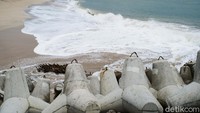 Pantai Tambakrejo terletak di desa Tambakrejo Kecamatan Wonotirto Kab. Blitar Indonesia. Membutuhkan sekitar 1 jam perjalanan dari Kota Blitar ke selatan untuk mencapai tempat ini. Dengan jalanan meliuk-liuk khas perbukitan yang tampak indah.