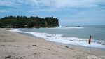 Pasir Putih dan Debur Ombak di Pantai Tambakrejo