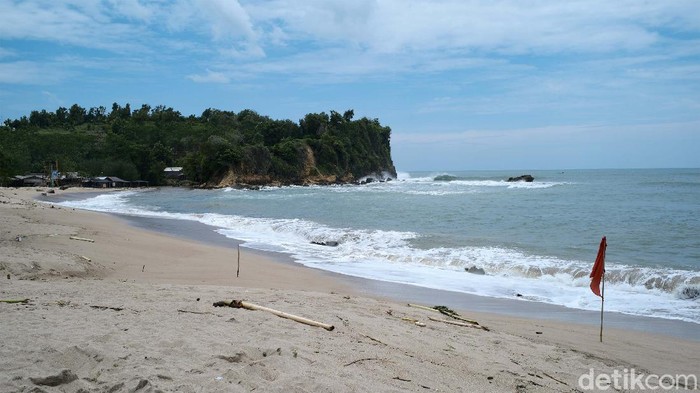Salah satu objek wisata di Blitar, Jawa Timur, adalah Pantai Tambakrejo. Di sana warga akan menikmati pesona pasir putih dan debur ombak laut selatan.