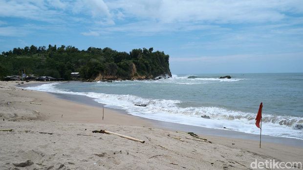 Salah satu objek wisata di Blitar, Jawa Timur, adalah Pantai Tambakrejo. Di sana warga akan menikmati pesona pasir putih dan debur ombak laut selatan.