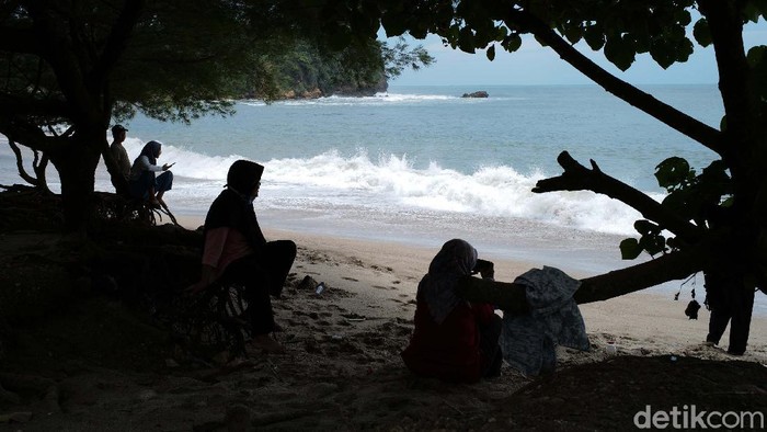 Salah satu objek wisata di Blitar, Jawa Timur, adalah Pantai Tambakrejo. Di sana warga akan menikmati pesona pasir putih dan debur ombak laut selatan.