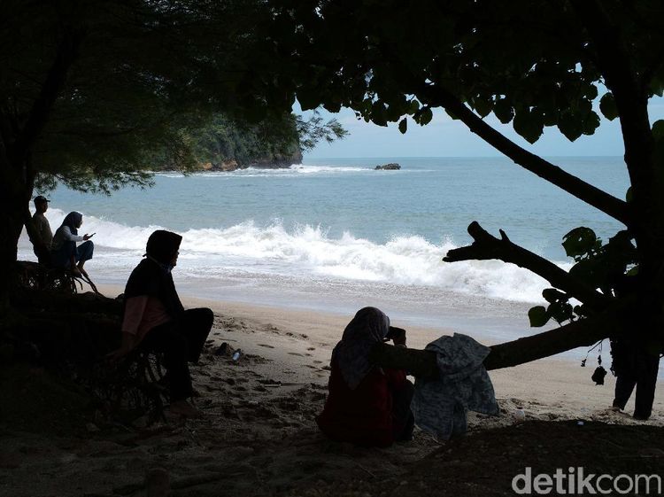 Pasir Putih dan Debur Ombak di Pantai Tambakrejo
