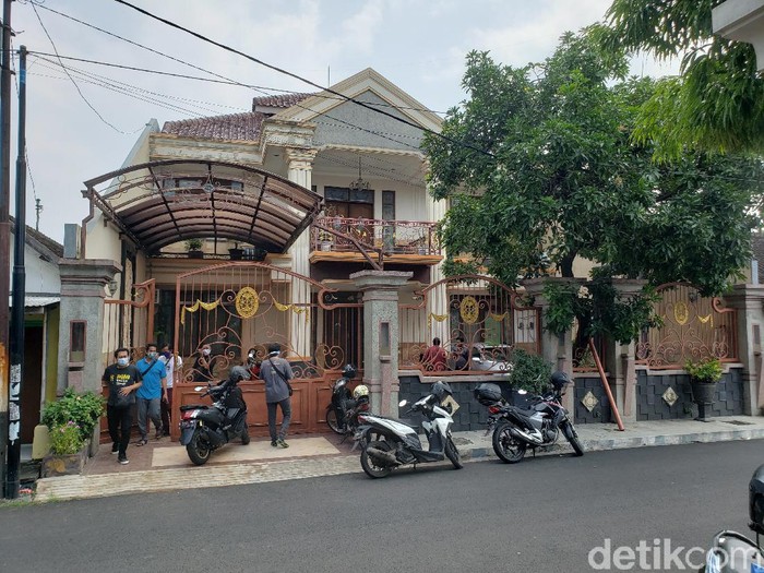 Seorang pembantu di Kota Probolinggo kabur dengan melompat dari lantai 2 rumah majikan. Ia mengaku kelaparan sementara rumah tersebut dikunci.