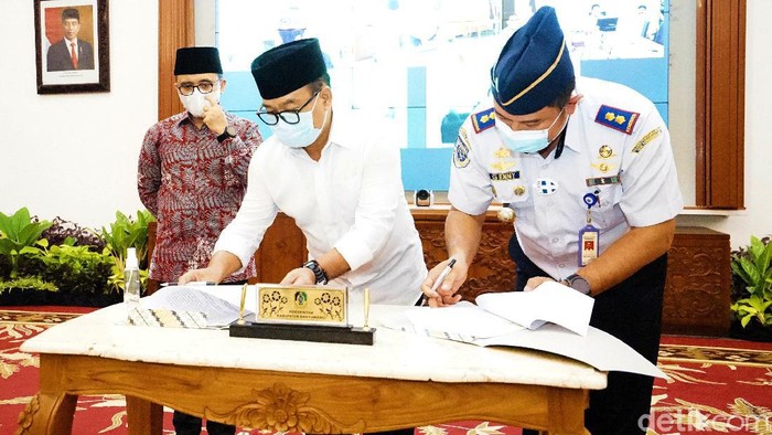 Pemkab Serahkan Hibah Tanah kepada Akademi Penerbangan Indonesia (API) Banyuwangi