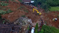 Akibat tanah lonsor tersebut sedikitnya 21 korban dinyatakan hilang.