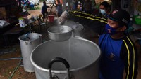Dapur umum tersebut dibuka untuk membantu menyediakan makanan bagi pengungsi tanah longsor dan petugas serta tim SAR yang bertugas.