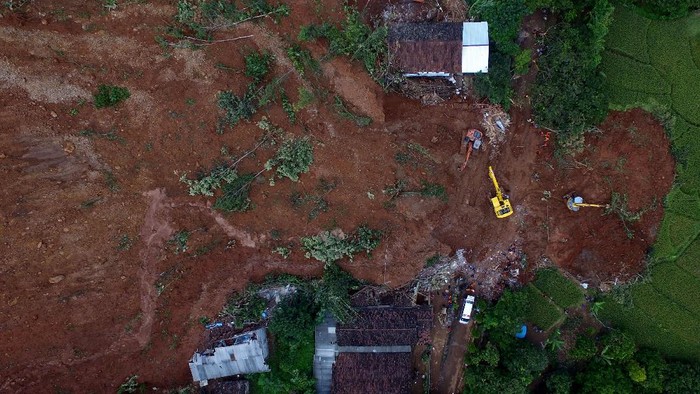 Pencarian korban tanah longsor di Ngetos, Nganjuk, Jawa Timur, terus dilakukan. Begini potret tanah longsor di Ngetos, Nganjuk, dilihat dari udara.