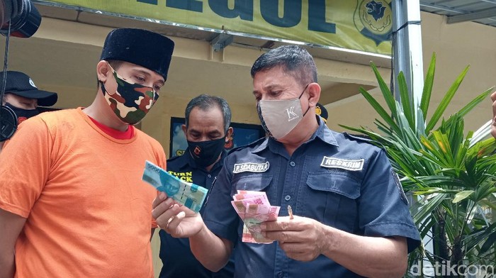 Pengedar uang palsu di Bandung ditangkap polisi.
