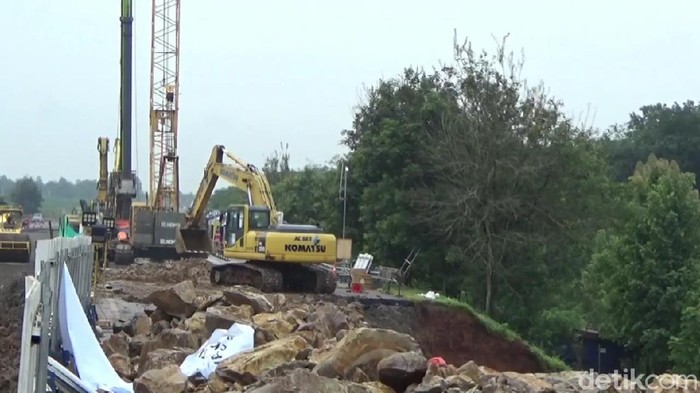 Perbaikan jalan ambles di Tol Cipali.