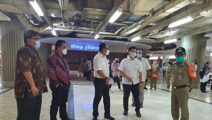 Plt Dirjen Pencegahan dan Pengendalian Penyakit (P2P) Kemenkes Maxi Rein Rondonuwu saat meninjau Pasar Tanah Abang (Foto: Fathan/detikcom)