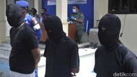 Sejumlah tersangka terkait kasus perniagaan satwa dilindungi itu pun dihadirkan oleh polisi.