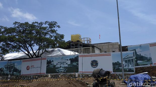 Pembangunan Museum SBY di Pacitan menjadi sorotan publik. Pasalnya muncul dugaan kucuran dana Rp 9 miliar rupiah ke proyek tersebut dari APBD Kabupaten Pacitan.