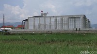 Dua bendera juga tampak berkibar. Yakni bendera merah putih di sebelah kiri dan bendera berlogo Museum & Galeri Seni SBY*ANI di sebelah kanan. Pada bagian depan sepasang atap tampak kokoh dengan bagian atas sudah tertutup atap. 