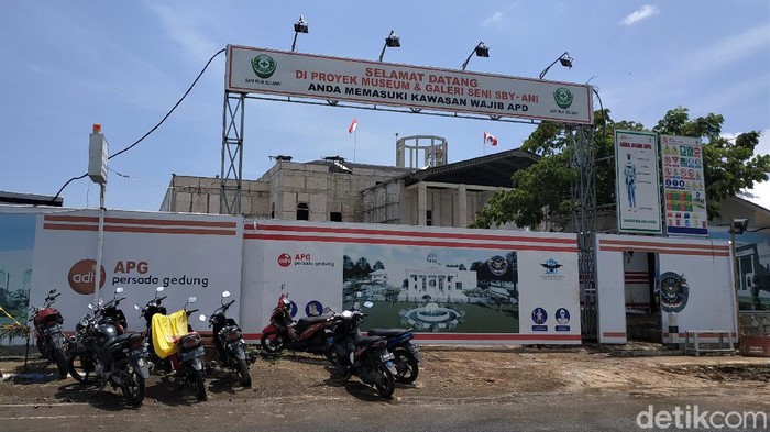 Potret Pembangunan Museum SBY di Tengah Isu Kucuran Rp 9 M Pembangunan Museum SBY di Pacitan menjadi sorotan publik. Pasalnya muncul dugaan kucuran dana Rp 9 miliar rupiah ke proyek tersebut dari APBD Kabupaten Pacitan.