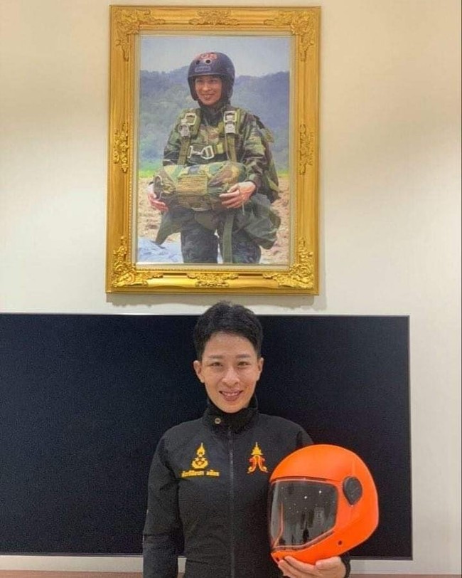 Walau berubah 180 derajat, rambut barunya banjir pujian. Keren sekali, puji seorang netizen di kolom komentar. Ada pula yang menulis, Putri yang satu ini chic, keren dan sangat cantik. Gaya rambut ini pun lazim ditemui di kalangan para prajurit perempuan serta pengawal Raja. Belakangan, Putri Bajrakitiyabha yang merupakan anak Raja dari istri pertamanya tengah aktif di dunia militer setelah meniti karier di dunia hukum dan diplomasi internasional. (Foto: Instagram)