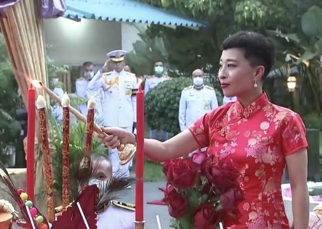Inilah penmapilan terbaru Putri Bajrakitiyabha. Mantan Duta Besar Thailand untuk Austria ini memamerkan gaya rambut pixie-cut terbarunya aat menghadiri perayaan Imlek 2021 di Bangkok, Thailand. (Foto: Instagram/@loveprincess_bajrakitiyabha)