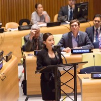 Rambut panjang dan lurus sudah menjadi signature style dari perempuan 42 tahun ini. Makan tak heran ketika rambutnya berubah drastis, sorotan langsung tertuju padanya. (Foto: Instagram)