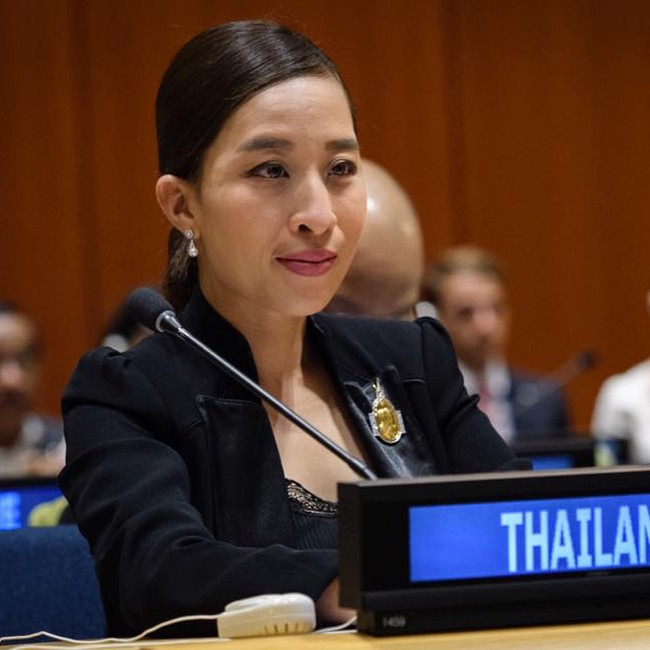 Bergaya rambut lurus, Putri Bajrakitiyabha memancarkan pesonanya saat menghadiri sebuah forum internasional beberapa tahun lalu. (Foto: Instagram)