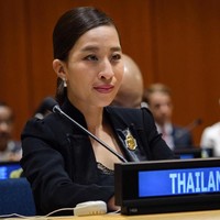 Bergaya rambut lurus, Putri Bajrakitiyabha memancarkan pesonanya saat menghadiri sebuah forum internasional beberapa tahun lalu. (Foto: Instagram)