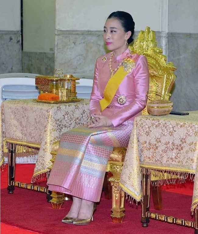 Keluarga kerajaan Thailand kembali menggaet atensi rakyatnya Setelah bikin heboh karena bocornya foto-foto selir Raja Vajiralongkorn, kini giliran putrinya yang menjadi sorotan. Namun, bukan karena skandal percintaan atau semacamnya, melainkan penampilannya. Gaya rambut Putri Bajrakitiyabha berubah drastis sampai-sampai menarik perhatian rakyat Thailand. Di foto ini, sang Putri masih tampil dengan gaya rambut lamanya yang panjang. (Foto: Instagram)