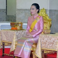 Keluarga kerajaan Thailand kembali menggaet atensi rakyatnya Setelah bikin heboh karena bocornya foto-foto selir Raja Vajiralongkorn, kini giliran putrinya yang menjadi sorotan. Namun, bukan karena skandal percintaan atau semacamnya, melainkan penampilannya. Gaya rambut Putri Bajrakitiyabha berubah drastis sampai-sampai menarik perhatian rakyat Thailand. Di foto ini, sang Putri masih tampil dengan gaya rambut lamanya yang panjang. (Foto: Instagram)