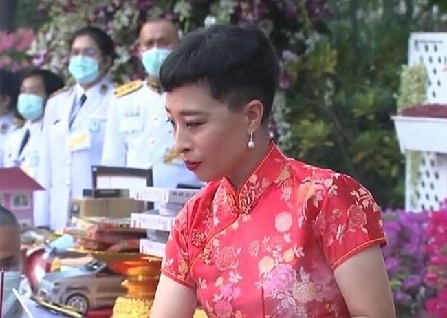 Beberapa foto di unggahan akun Instagram @loveprincess_bajrakitiyabha memperlihatkan perempuan 42 tahun itu muncul dalam balutan dress merah berkerah cheongsam. Meski rambutnya cenderung berpotongan maskulin, aura feminin Putri Bajrakitiyabha tetap terakomodasi berkat anting mutiara yang menghiasi kupingnya serta lipstik yang merah merona. (Foto: Instagram/@loveprincess_bajrakitiyabha)