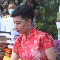 Beberapa foto di unggahan akun Instagram @loveprincess_bajrakitiyabha memperlihatkan perempuan 42 tahun itu muncul dalam balutan dress merah berkerah cheongsam. Meski rambutnya cenderung berpotongan maskulin, aura feminin Putri Bajrakitiyabha tetap terakomodasi berkat anting mutiara yang menghiasi kupingnya serta lipstik yang merah merona. (Foto: Instagram/@loveprincess_bajrakitiyabha)