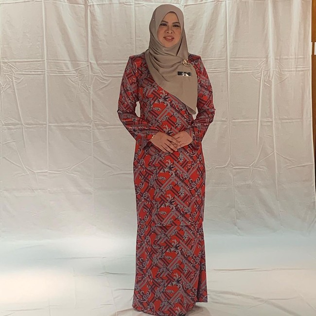 Sebelumnya nama Datuk Seri Rina Mohd Harun sendiri sempat menjadi trending di Twitter. Hal itu dikarenakan penampilan barunya yang membuat tak sedikit warganet yang berdecak kagum. Foto: Instagram/@saidatulnisaaminuddin