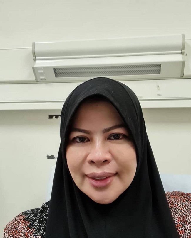 Penampilan baru Rina itu sontak membuat tak sedikit netizen yang menjadi pangling. Bagaimana tidak, penampilannya kini jadi terlihat lebih muda dibandingkan sebelumnya. Bagaimana menurutmu? Foto: Instagram/@rinaharunofficial