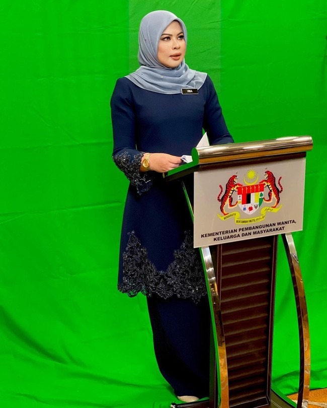 Beberapa netizen juga terlihat penasaran dan ingin mengetahui apa rahasia dari perubahan Rina tersebut. Rina Harun seharusnya membuat thread tentang cara dietnya. Dia melakukannya hanya dalam waktu dua bulan. Sedangkan aku perlu setahun penuh untuk menurunkan 25 kg, komentar salah seorang netizen. Foto: Instagram/@saidatulnisaaminuddin