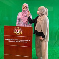Dalam unggahan Instagram @saidatulnisaaminuddin terlihat bahwa sang MUA tengah mendandani Rina sebelum tampil dalam acara Kementerian Pembangunan Wanita, Keluarga dan Masyarakat. Rina tampak cantik dengan balutan hijab berwarna merah muda dan pakaian senada. Foto: Instagram/@saidatulnisaaminuddin