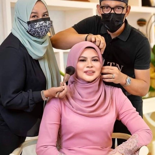Dalam foto-foto terbarunya yang dibagikan oleh MUA yang mendandaninya di Instagram, Rina kini terlihat lebih langsing dengan kulit yang juga glowing. Tak sedikit netizen yang menyadari perubahan Rina tersebut. Foto: Instagram/@jabatannetizennegara20